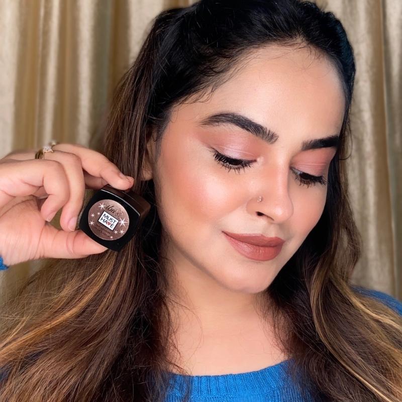 Women Displaying Iba Must Have Get-Set-Glow Highlighter